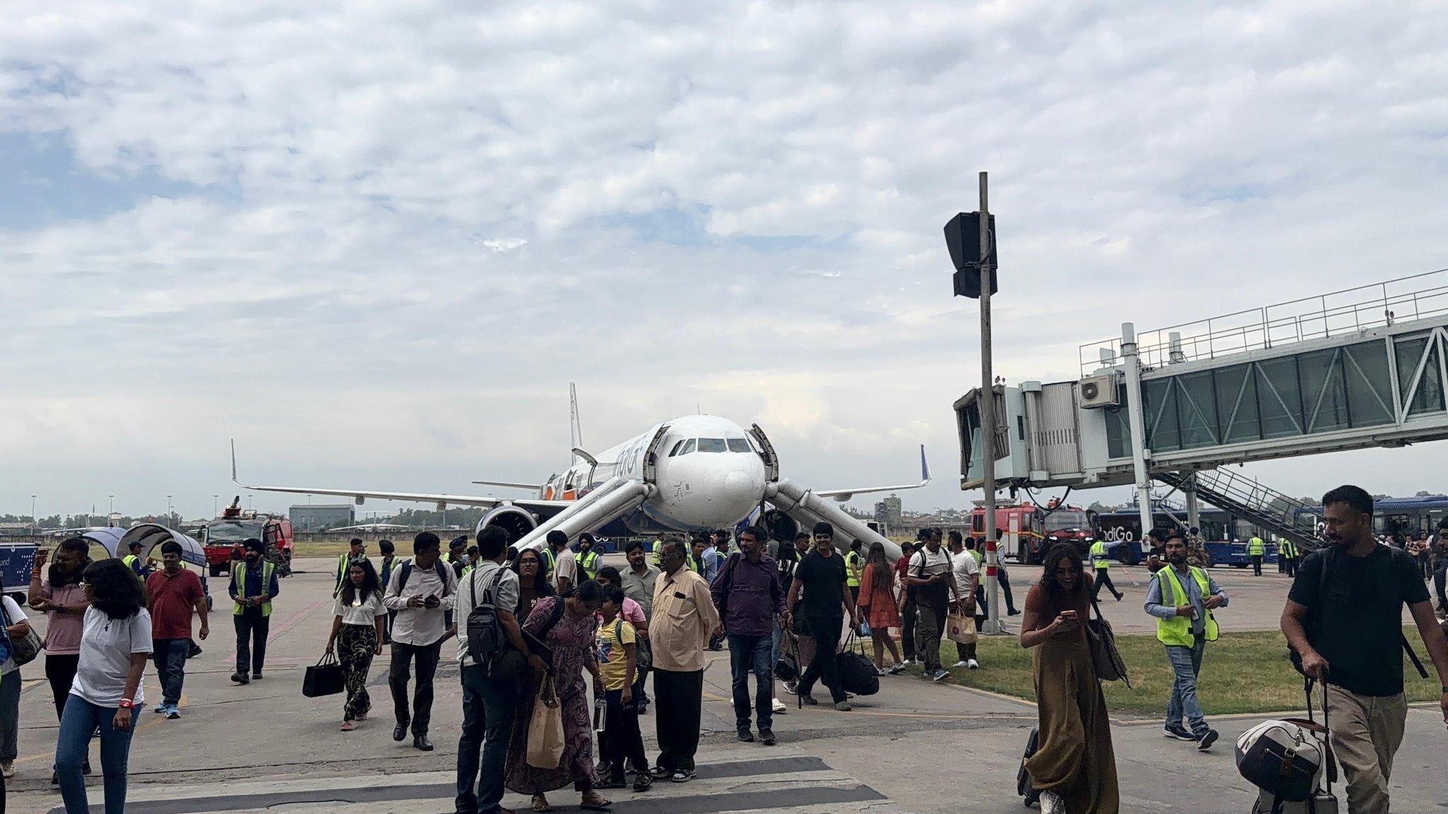 Incêndio em power bank provoca evacuação de voo da IndiGo na Índia; 198 pessoas saem ilesas